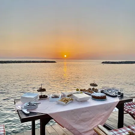 Будинок відпочинку Seafront Mansion Summer House In Айвалик