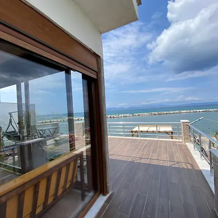 Будинок відпочинку Seafront Mansion Summer House In