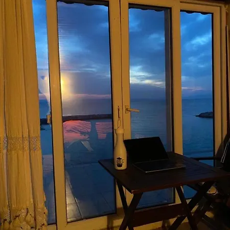 Будинок відпочинку Seafront Mansion Summer House In