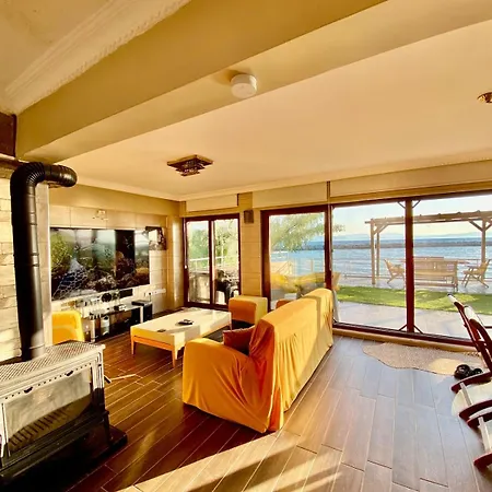 Seafront Mansion Summer House In בית נופש