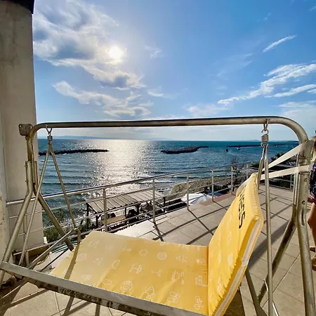 Будинок відпочинку Seafront Mansion Summer House In Айвалик