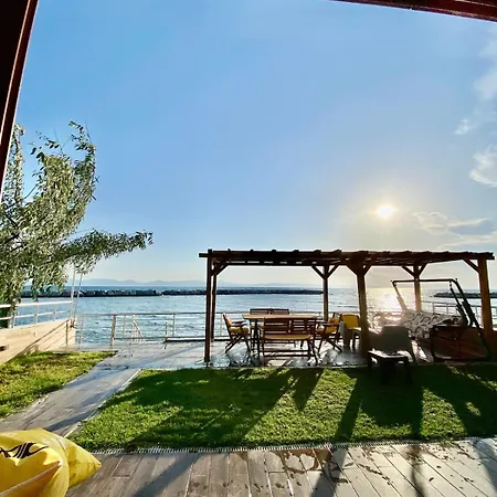 Будинок відпочинку Seafront Mansion Summer House In Айвалик