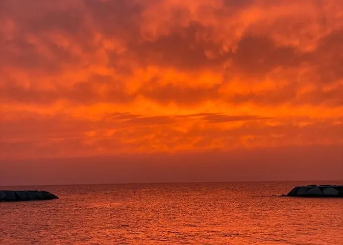 Seafront Mansion Summer House In בית נופש