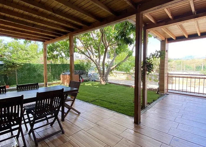 Seafront Mansion Summer House In בית נופש