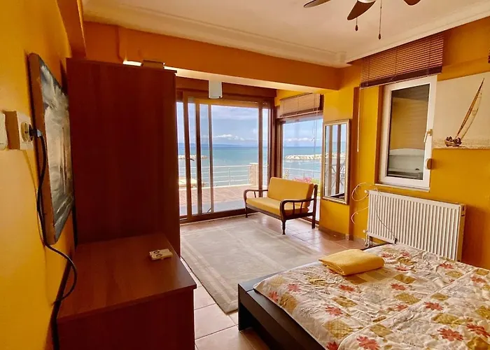 בית נופש Seafront Mansion Summer House In *