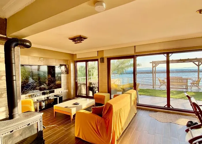 Seafront Mansion Summer House In בית נופש