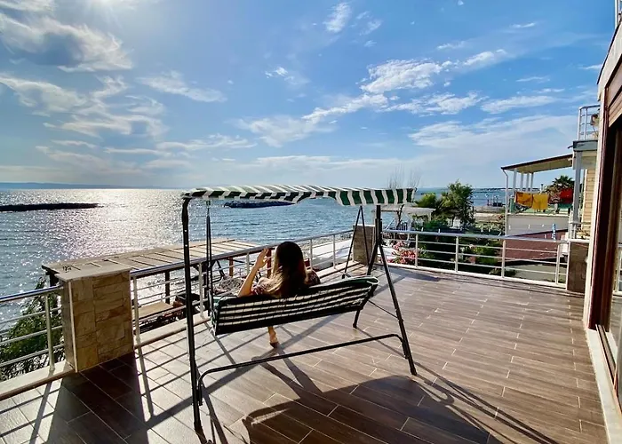 בית נופש Seafront Mansion Summer House In *