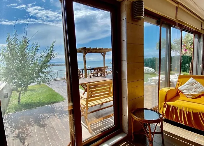 Seafront Mansion Summer House In בית נופש