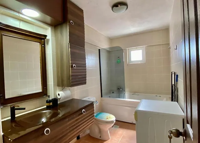 Seafront Mansion Summer House In בית נופש *