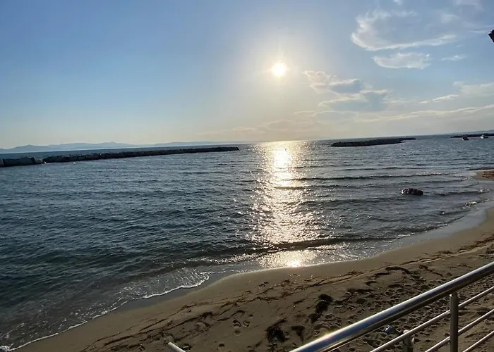 Seafront Mansion Summer House In בית נופש