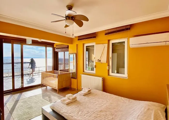 בית נופש Seafront Mansion Summer House In *