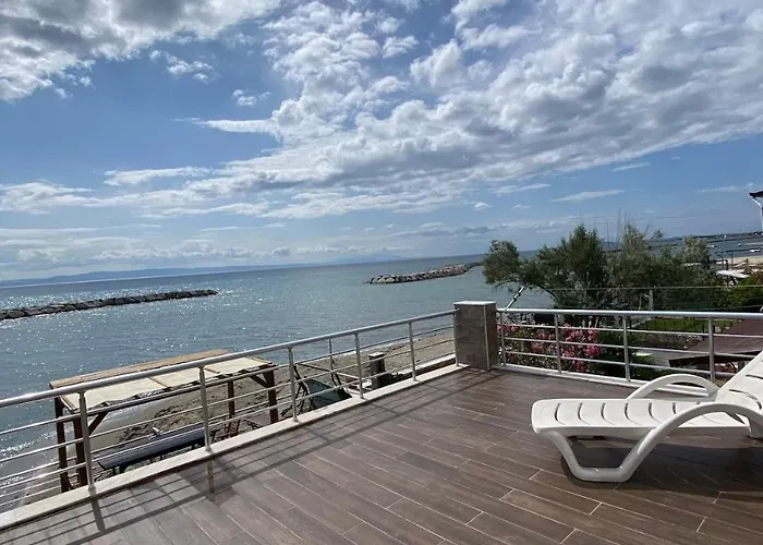 Seafront Mansion Summer House In בית נופש