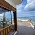 Vakantiehuis Seafront Mansion Summer House In