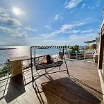 Vakantiehuis Seafront Mansion Summer House In *