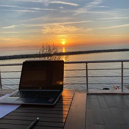 Seafront Mansion Summer House In 度假居 *