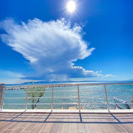 Seafront Mansion Summer House In 度假居