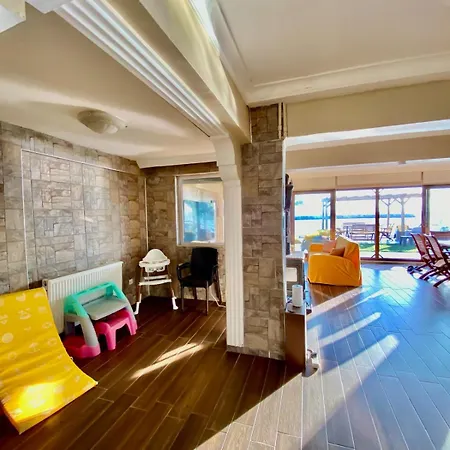 Seafront Mansion Summer House In 度假居