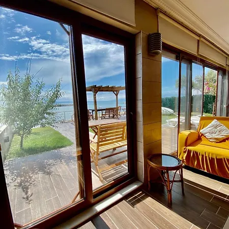 Seafront Mansion Summer House In 度假居