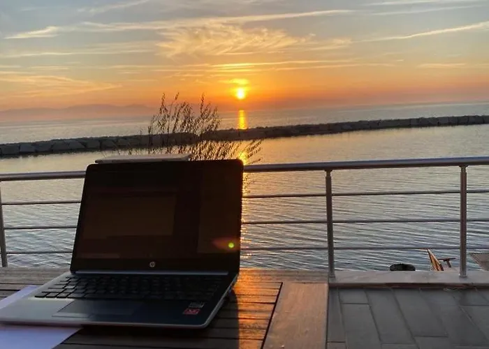 Seafront Mansion Summer House In Vakantiehuis *