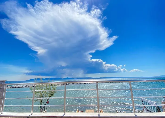 Seafront Mansion Summer House In Vakantiehuis