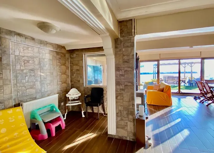 Seafront Mansion Summer House In Vakantiehuis