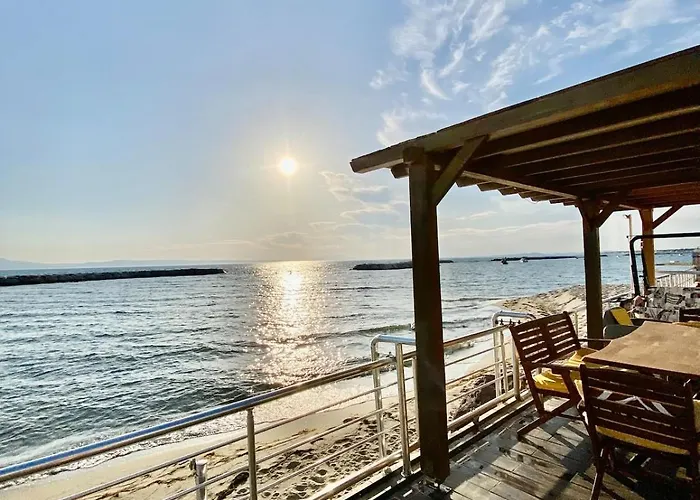 Vakantiehuis Seafront Mansion Summer House In *